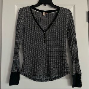 Anthropologie Pilcro Black Striped Stretch v neck henley medium